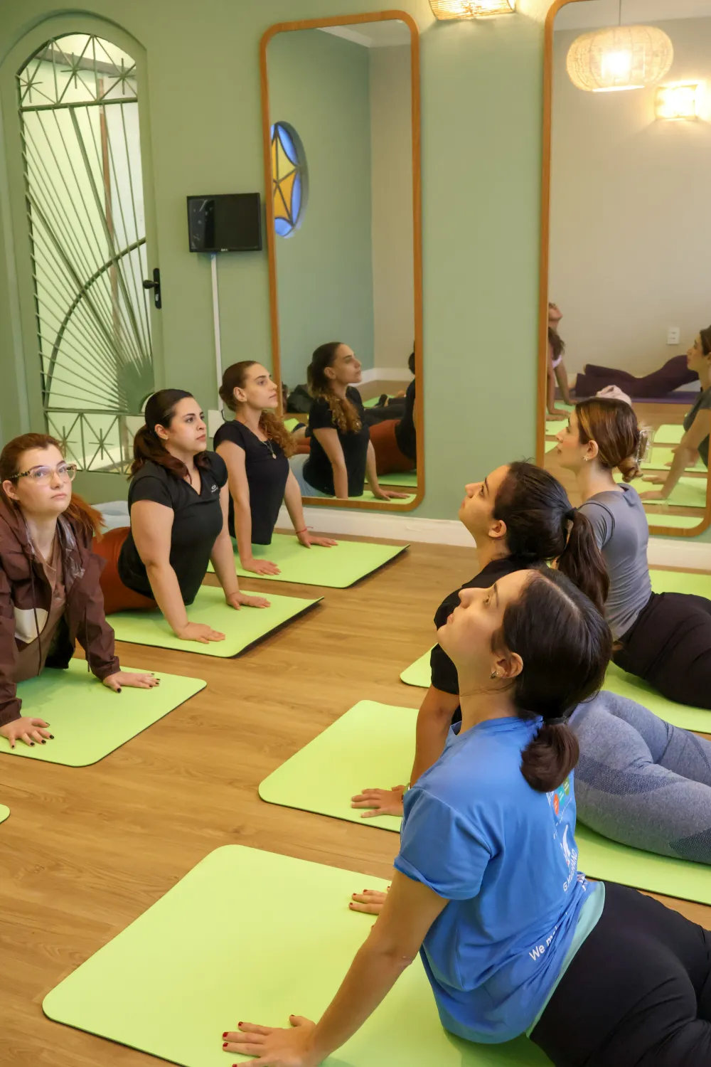 Turma de yoga no estúdio