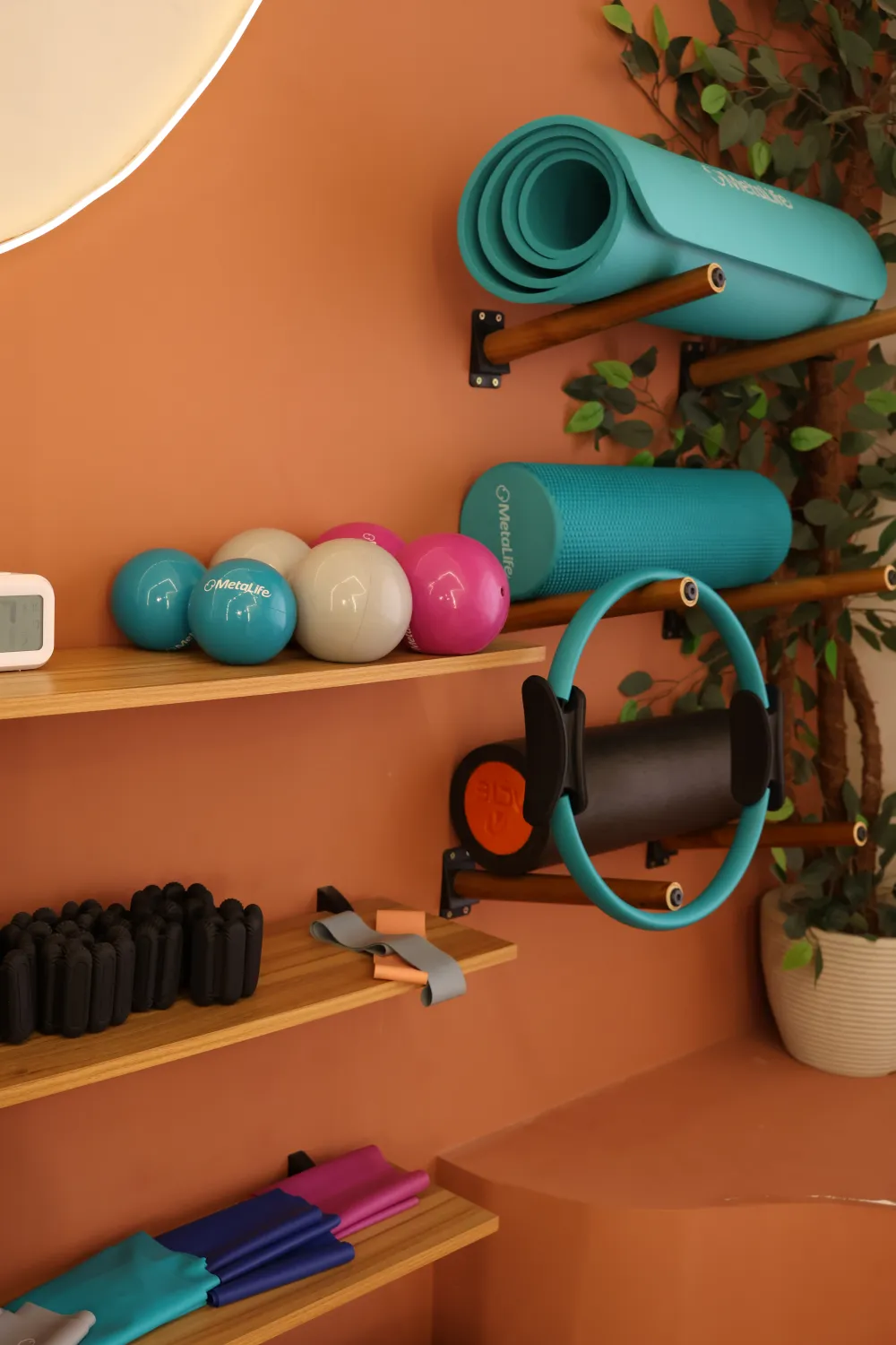 Parede com acessórios de pilates