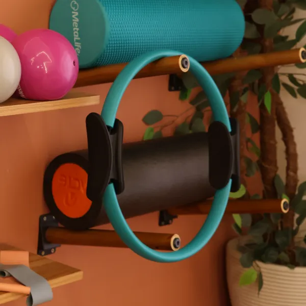 Aro de pilates na parede do estúdio