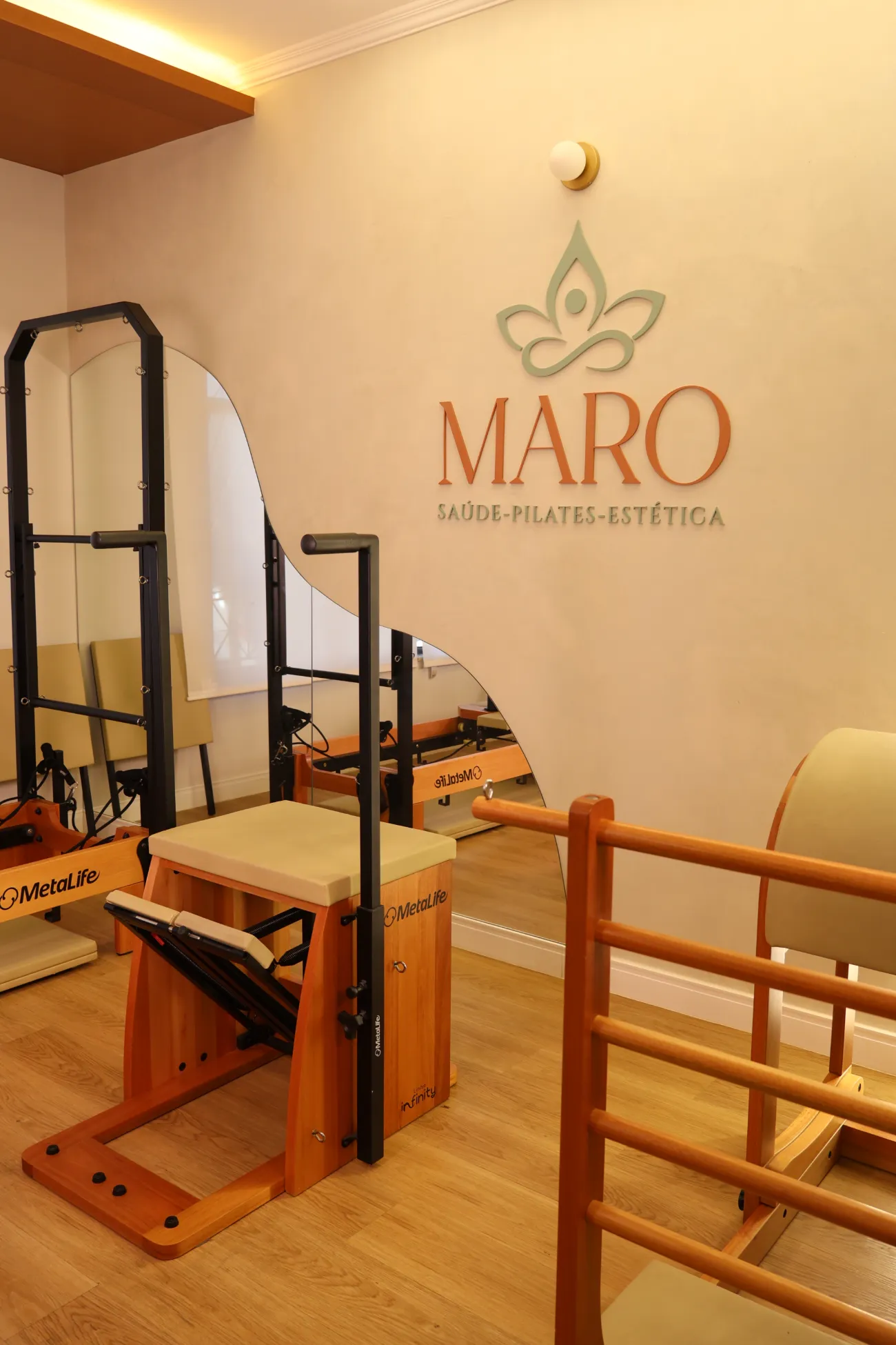 Sala de aparelhos da Maro com o logo na parede